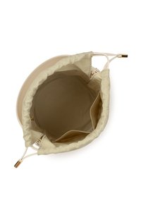 Borsa rotonda in beige chiaro, dotata di chiusura con laccetto e interno liscio con due tasche. Gli accessori includono elementi in metallo color oro.