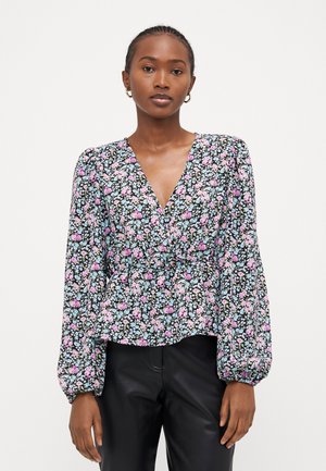 Bloemige blouse met een zwarte achtergrond, versierd met roze en blauwe bloemen. Lange pofmouwen en een diepe V-hals met een getailleerde taille.