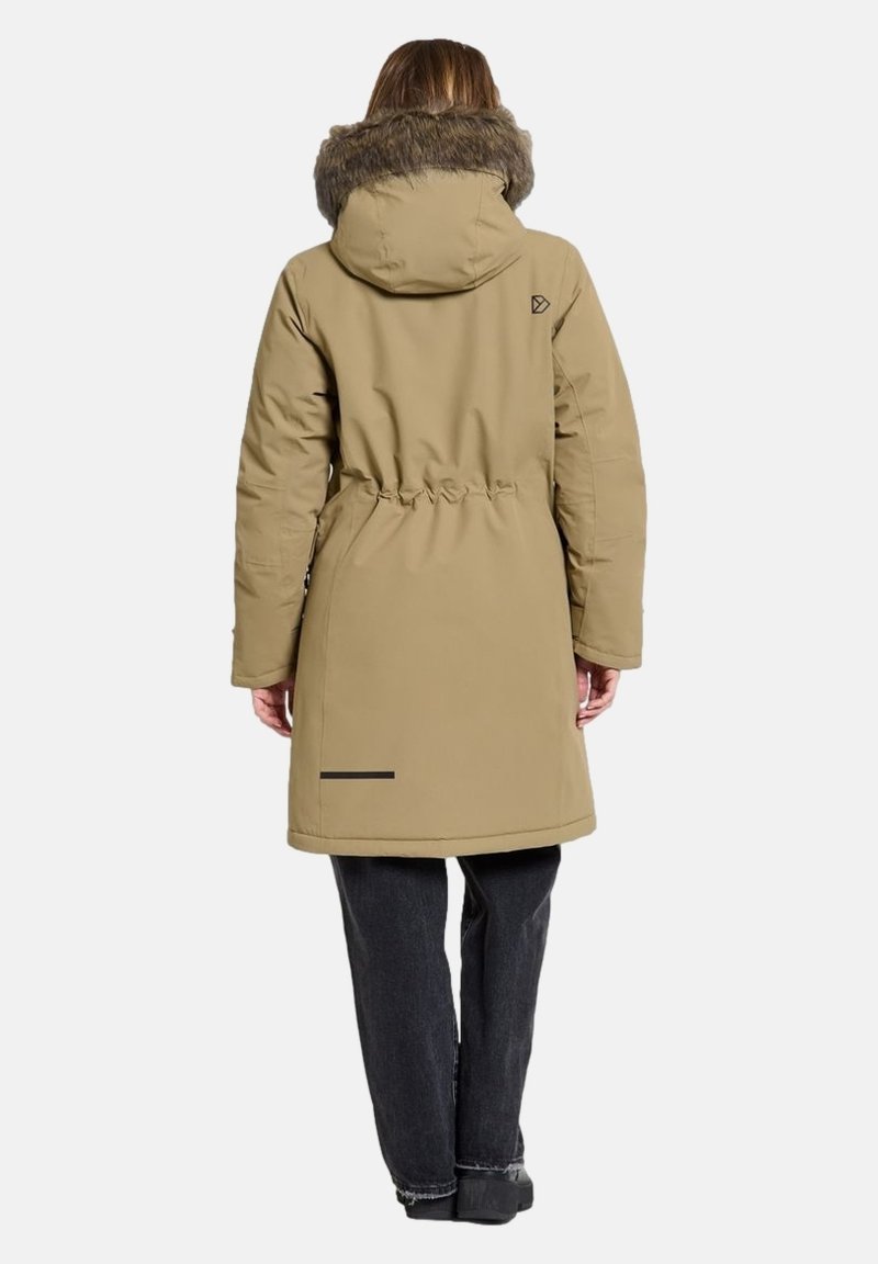 Parka beige longue avec une capuche en fourrure, une taille à cordon et un détail noir près de l'ourlet. Texture lisse et longueur au genou.