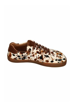 Low-Top Sneaker mit braunem, schwarzem und weißem Kuhfellmuster, braunem Wildlederabsatz, braunen Schnürsenkeln und Gummisohle.