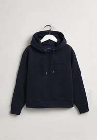 Sudadera azul marino hecha de tela suave, con un bolsillo tipo canguro, capucha ajustable con cordón y logotipo en relieve en la parte frontal.