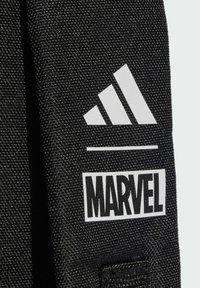 Czarny materiałowy pasek z białym logo trefoila Adidas oraz prostokątnym logo Marvel, both nadrukowane na teksturowanej powierzchni.