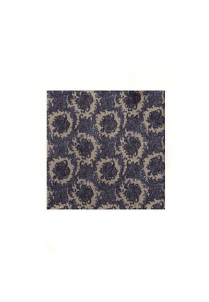 Beżowy kawałek tkaniny z misternym, ciemnoniebieskim wzorem kwiatowym i liściastym w powtarzalnym, ozdobnym motywie.