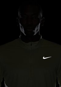 Nike Performance PACER TOP - Camiseta de manga larga - olive aura