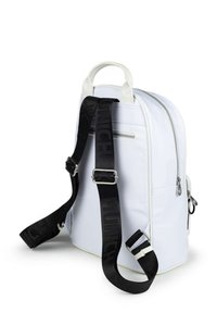 Mochila sintética blanca con una textura suave, mangos dobles en la parte superior, correa ajustable negra con texto y compartimentos con cremallera.