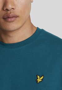 Lyle & Scott FOOTBALL FOR ALL GRAPHIC - Camiseta estampada - w apres navy