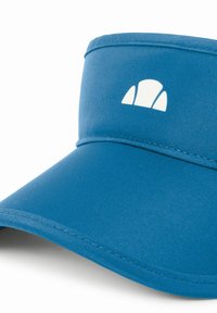 Gorra visera azul hecha de tela suave con un ala ancha. Presenta un logo blanco en la parte frontal y tiene una forma estructurada y curvada.