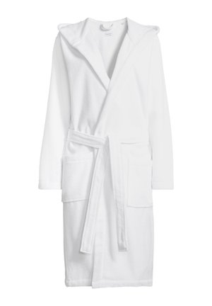 Accappatoio bianco con cappuccio, maniche lunghe, due tasche frontali e cintura in vita annodata, mostrato su uno sfondo neutro.