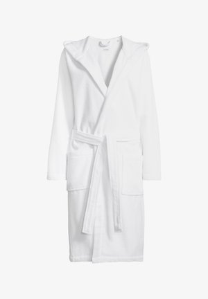 Hvid hættebadekåbe med lange ærmer, to frontlommer og et bindebælte i taljen, vist mod en ensfarvet baggrund.