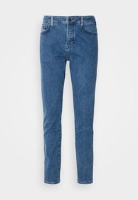 Jean bleu droit avec poches avant, passants de ceinture et fermeture par bouton à la taille, présenté sur un fond uni.