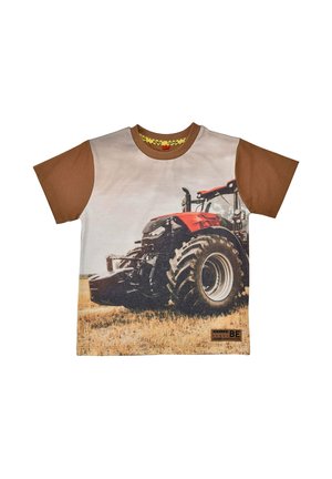 Kurzärmeliges Kinderhemd mit braunen Ärmeln, auf der Vorderseite bedruckt mit einem großen roten Traktor auf einem trockenen, grasbewachsenen Feld.