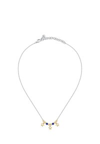 Collana in argento con tre ciondoli a forma di stella dorata e una singola perla blu, dotata di chiusura a gancio e lunghezza regolabile.
