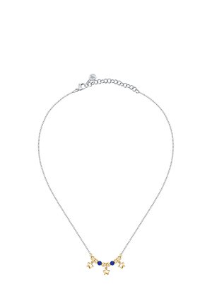 Collana in argento con tre ciondoli a forma di stella dorata e una singola perla blu, dotata di chiusura a gancio e lunghezza regolabile.