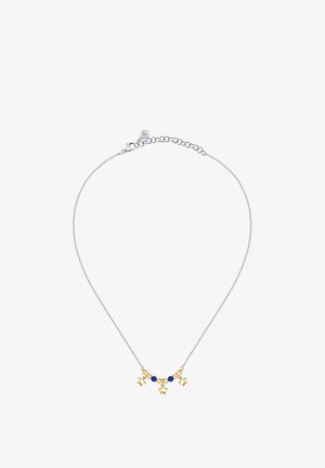 Collana in argento con tre ciondoli a forma di stella dorata e una singola perla blu, dotata di chiusura a gancio e lunghezza regolabile.