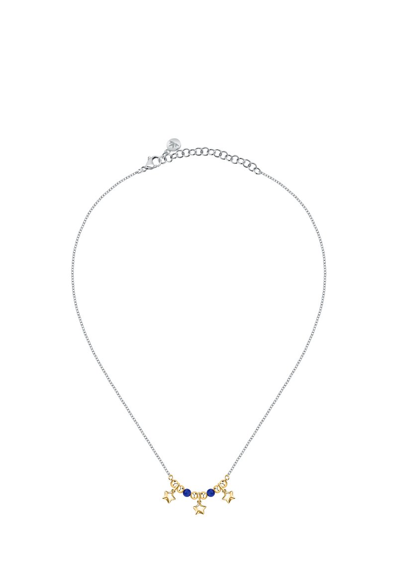 Collana in argento con tre ciondoli a forma di stella dorata e una singola perla blu, dotata di chiusura a gancio e lunghezza regolabile.