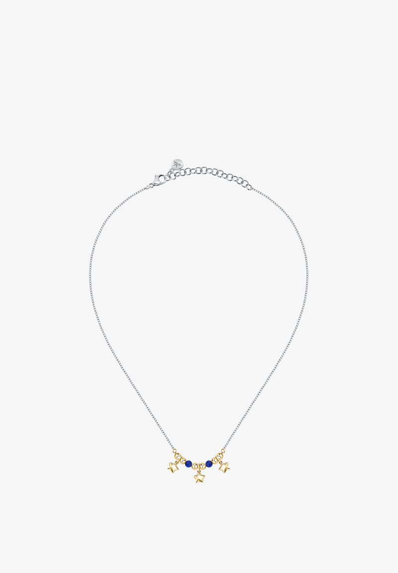 Collana in argento con tre ciondoli a forma di stella dorata e una singola perla blu, dotata di chiusura a gancio e lunghezza regolabile.