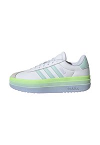 Sneaker bianco con accenti verde menta, caratterizzato da tre strisce laterali, una punta arrotondata e una suola chunky a più strati in verde chiaro e blu.