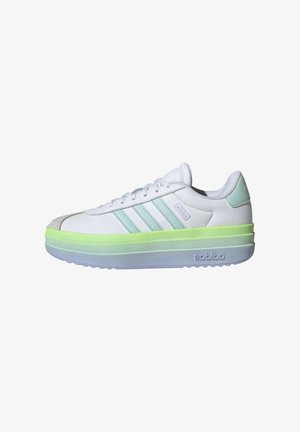 Sneaker bianco con accenti verde menta, caratterizzato da tre strisce laterali, una punta arrotondata e una suola chunky a più strati in verde chiaro e blu.