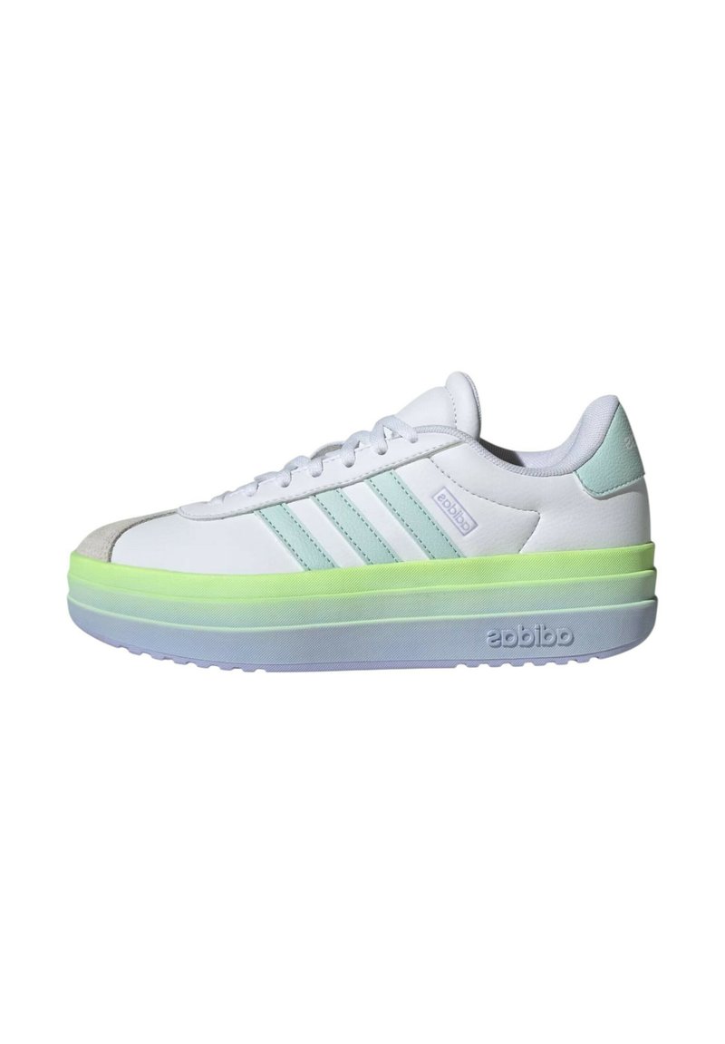 Sneaker bianco con accenti verde menta, caratterizzato da tre strisce laterali, una punta arrotondata e una suola chunky a più strati in verde chiaro e blu.