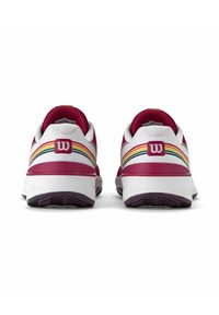 Zapatillas deportivas en color burdeos y blanco con una suela texturizada, franjas multicolores en la parte superior y un destacado logo "W" en el talón.
