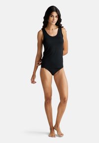 Czarny top bez rękawów z okrągłym dekoltem i dopasowanym krojem, w komplecie z pasującymi czarnymi majtkami o niskim stanie. Gładki materiał.