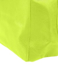 Limoengroene, gestructureerde imitatielederen tas met een gladde afwerking en zichtbare stiksels. Vierkante vorm met een stevige basis en geen zichtbare metalen onderdelen.