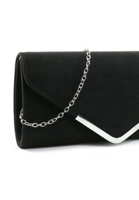 Clutch in finta pelle scamosciata nera con design a busta, tracolla in catena argentata e dettaglio angolare metallico nell'angolo anteriore.