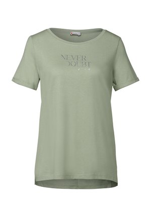 Lichtgroene t-shirt gemaakt van zachte stof, met korte mouwen, een ronde halslijn en zilveren tekst "NEVER DOUBT" gedrukt op de voorkant.