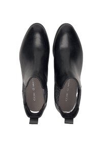 Botas negras hasta el tobillo hechas de cuero suave con punta redonda, paneles laterales elásticos y un acento de estampado de leopardo en el lado exterior.
