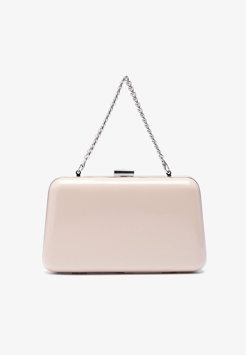 Bledoružový patentný clutch s obdĺžnikovým tvarom, strieborným retiazkou a uzáverom na vrchu. Hladká textura a lesklý povrch.