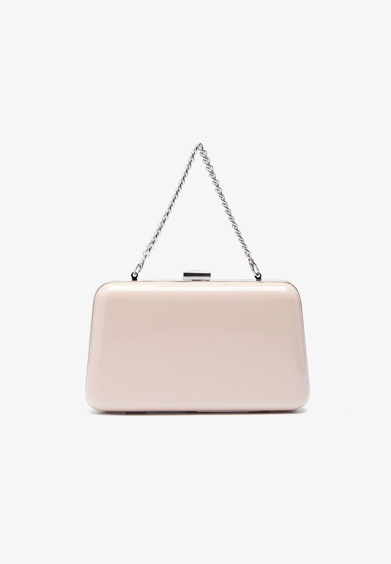 Bledoružový patentný clutch s obdĺžnikovým tvarom, strieborným retiazkou a uzáverom na vrchu. Hladká textura a lesklý povrch.