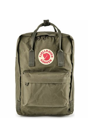 Sac à dos Fjällräven Kånken vert olive avec poche zippée à l'avant, deux poignées supérieures et logo circulaire rouge avec une tête de renard.