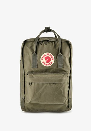Sac à dos Fjällräven Kånken vert olive avec poche zippée à l'avant, deux poignées supérieures et logo circulaire rouge avec une tête de renard.