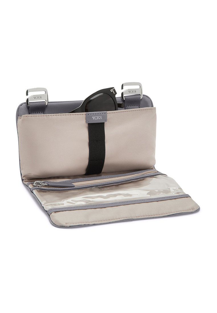 Helles graues Reiseetui mit glattem Äußeren, doppelten silbernen Verschlüssen, innerer Reißverschlusstasche und klarem Fach, das schwarze Sonnenbrillen hält.