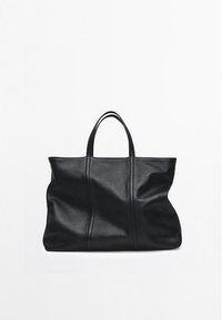 Svart läderlevväska med två handtag och en mjuk, texturerad yta. Har vertikala söm-detaljer för extra designintresse.