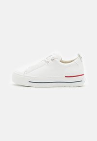 Weißer Sneaker mit einem glatten Lederoberteil, runder Zehenkappe und flacher Gummisohle. Verfügt über silberne Ösen und Akzente in Rot und Marineblau an der Sohle.