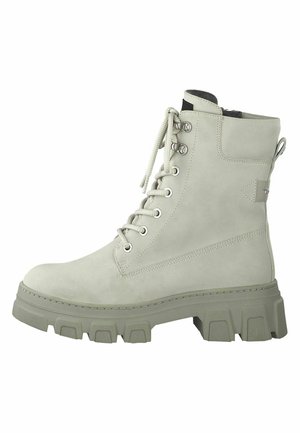 Bottines à lacets en daim gris clair, dotées d'une semelle épaisse en caoutchouc, d'un bout rond et d'œillets métalliques, avec une languette à l'arrière.