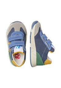 Baskets pour tout-petits bleues et grises avec deux bandes Velcro, accents verts et jaunes, tige en toile texturée et semelles en caoutchouc blanches.