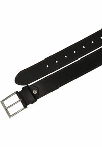Schwarzer Leder Gürtel mit einer silbernen rechteckigen Schnalle, die kleine Löcher zur Anpassung aufweist und kontrastierender heller Naht entlang der Kanten.