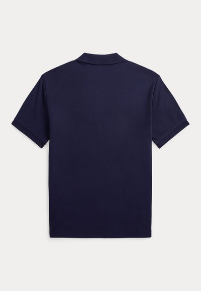 Polo blu navy a maniche corte con colletto, mostrata da dietro su sfondo bianco uniforme.