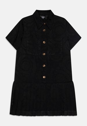 Črna obleka z gumbi in kratkimi rokavi, ki ima dva žepa na prsih, nabran krilo in teksturiran paisley vzorec.