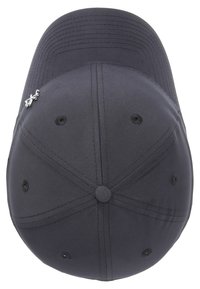 Černá baseballová čepice s hladkým textilním povrchem, která má šest ventilačních otvorů, vrchní knoflík a malou stříbrnou logo ozdobu na boku.