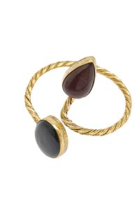 Pierścionek w złotym odcieniu z skręconą obrączką, ozdobiony kroplowatym brązowym kamieniem oraz okrągłym czarnym kamieniem. Gładkie i teksturowane powierzchnie.
