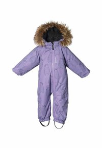 Lila overall med björntryck, med en foder av päls vid huvan, frontdragkedja, elastiska ärmslut och fotremmar för säker passform. Lättviktig tyg.