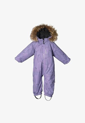 Lila overall med björntryck, med en foder av päls vid huvan, frontdragkedja, elastiska ärmslut och fotremmar för säker passform. Lättviktig tyg.