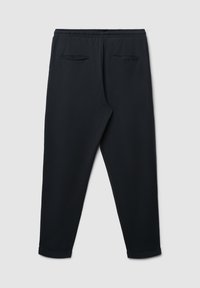 Schwarze Jogginghosen mit lockerer Passform, elastischem Bund und zwei Gesäßtaschen. Glattes Material mit umgenähten Säumen. Einfaches, minimalistisches Design.