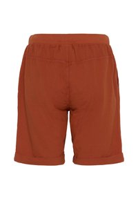 Shorts couleur rouille en tissu doux, avec une coupe décontractée, une taille élastique et des poignets retroussés. Pas de poches ni de matériel visible.