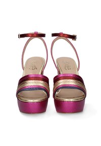 Sandalias de plataforma rosas con acentos metálicos en rojo y dorado, con un acabado texturizado y correas ajustables en el tobillo. Diseño de punta abierta.