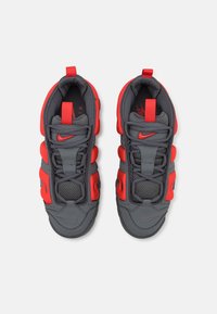 Nike Sportswear AIR MORE UPTEMPO LOW - Treniņu apavi - dark grey/light crimson/metallic silver