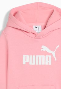 Ružový mikina s kapucňou, s bielym logom "PUMA" a grafikou skáčucej pumy. Vyrobené z mäkkého, štruktúrovaného materiálu.